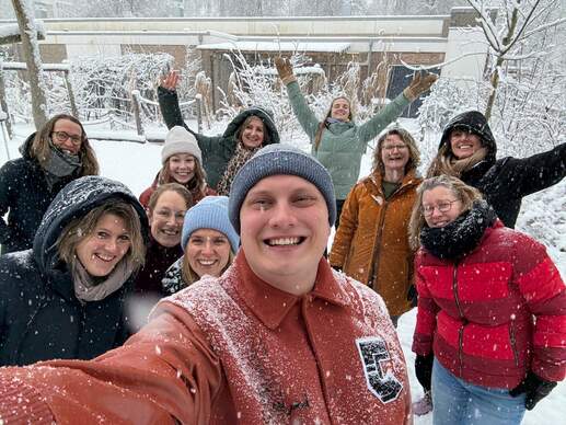 1 28135e438e1f4d5b8d2e3dc712f494c 111761820369