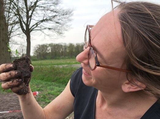 Hester met handen in de grond 111769326573