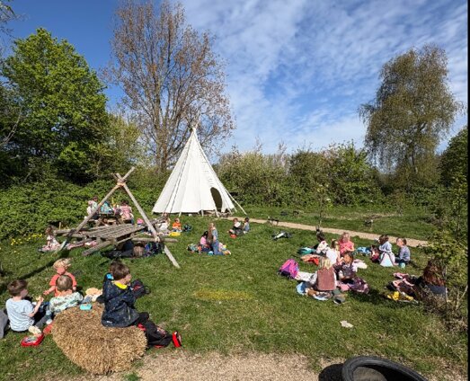 Tipi en kinderen geblurred 111751422160