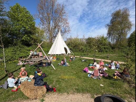 Tipi en kinderen geblurred 111751422308