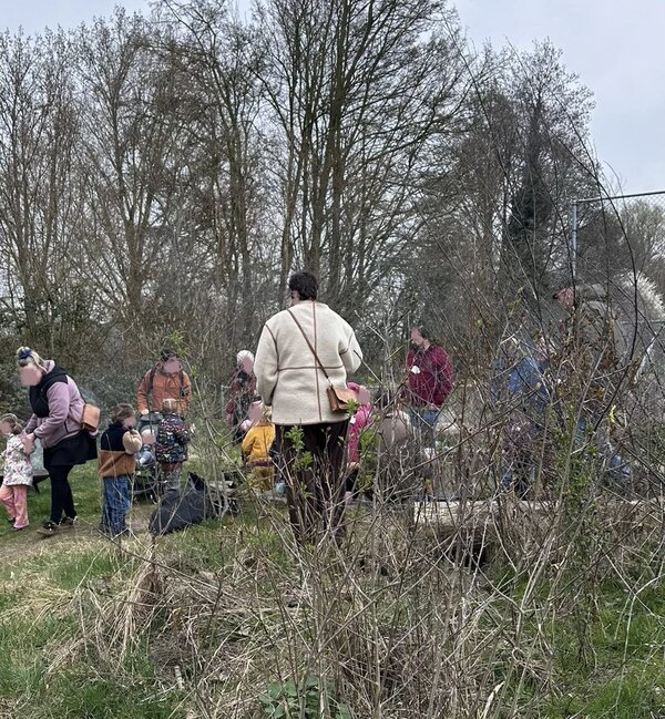 groep bij vuurkuil