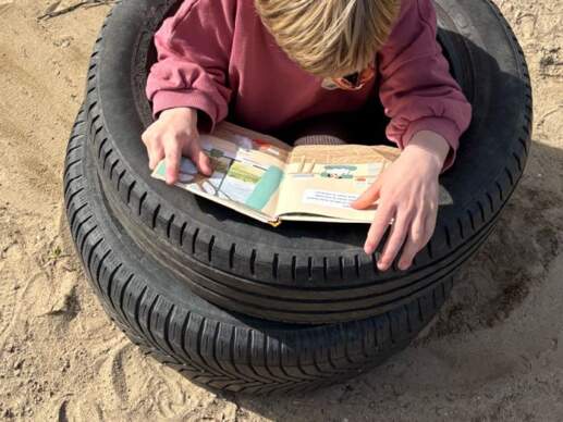 lezen in een autoband 111754282495